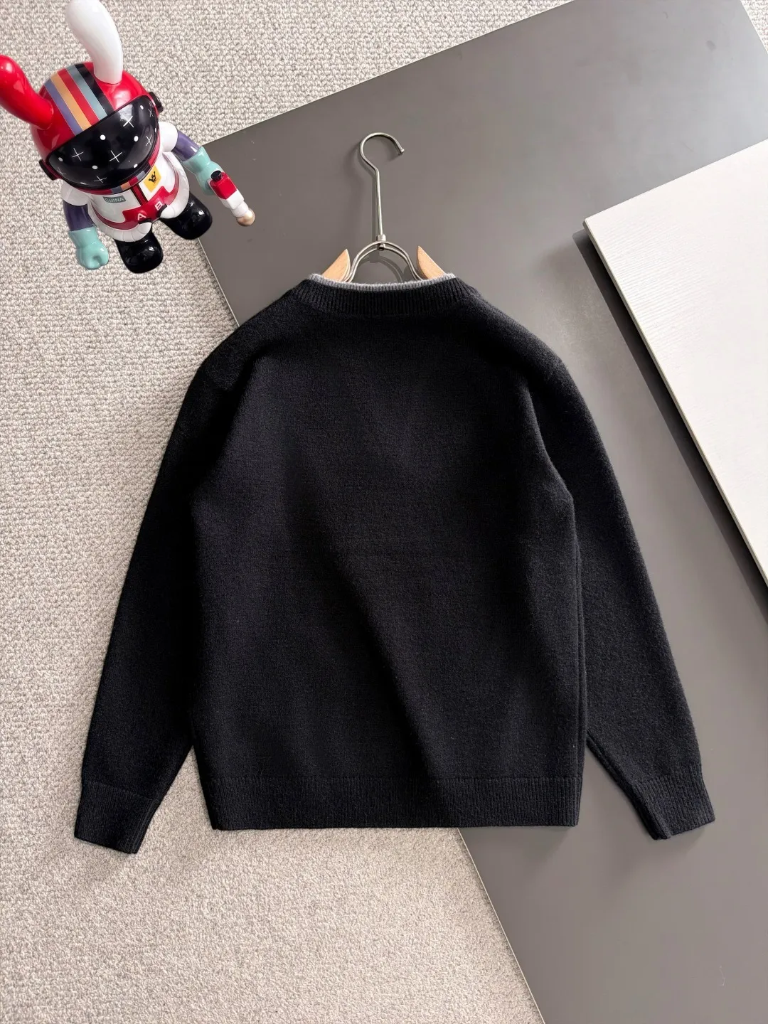 Next day shipping P195 Balenciaga high quality 2026 autumn and winter official website latest sweater, on sale at the same time at the counter Hot Sale! Specially made of wool blended fabric. It feels comfortable and can be directly in contact with the skin. The logo badge is exquisitely embroidered, which is extremely eye-catching! The details highlight the fashionable charm of big brands. Exquisite workmanship. Three-dimensional cutting style. The wearing effect is invincible and handsome! All three standards are complete! Sizes:M-3XL